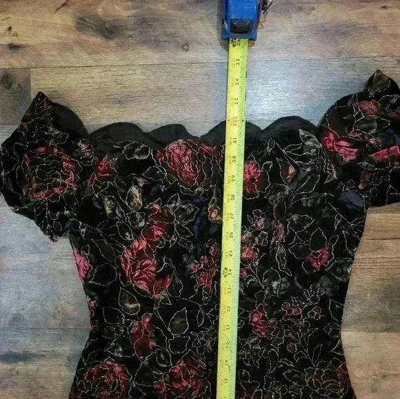 Vintage Steppin' Out 80's/90's Black Floral Rose Velvet Off-the-Shoulder Dress 9 - Picture 7 of 9